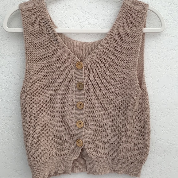 Tan woven sleeves top. - Picture 3 of 4